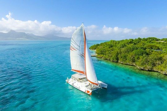 Full-Day Catamaran Cruise to Île aux Cerfs with BBQ Lunch (Catamran isle aux cerfs) (CHAMAREL)