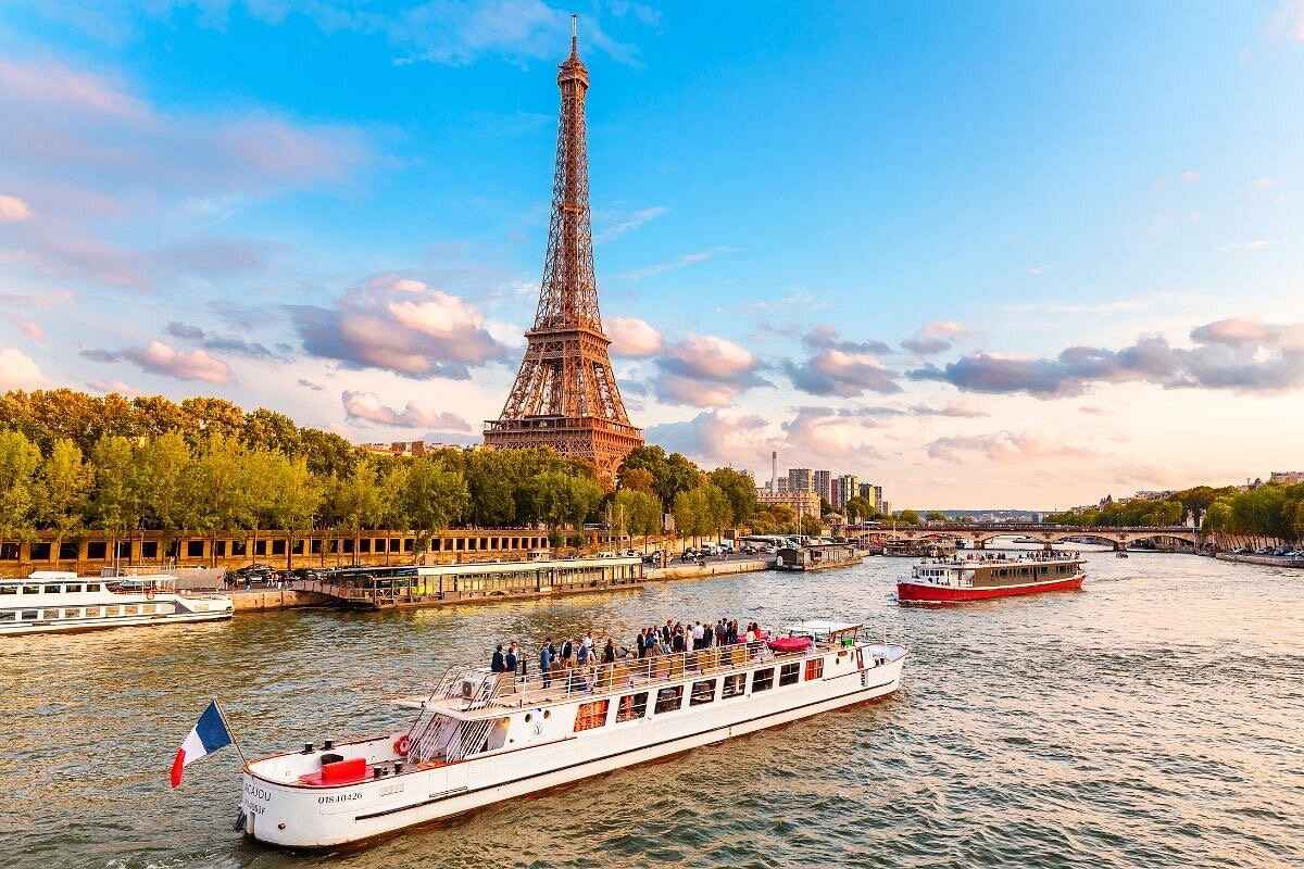 Paris: Evening River Cruise with Music