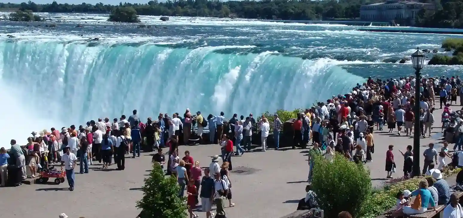 Niagara Falls Evening Tour with Boat and Dinner