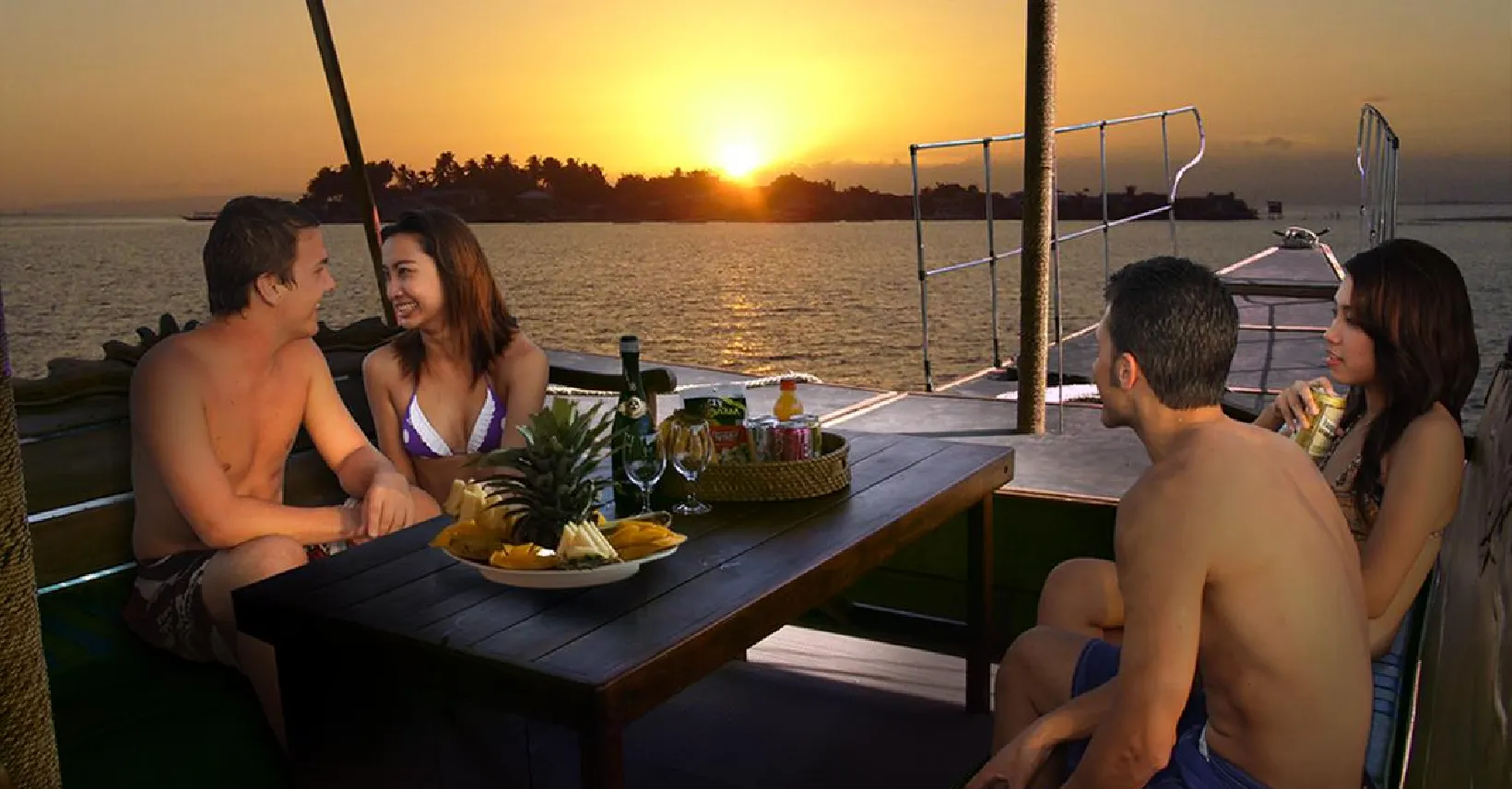 Cape Town: 1.5-Hour Luxury Sunset Cruise with Prosecco