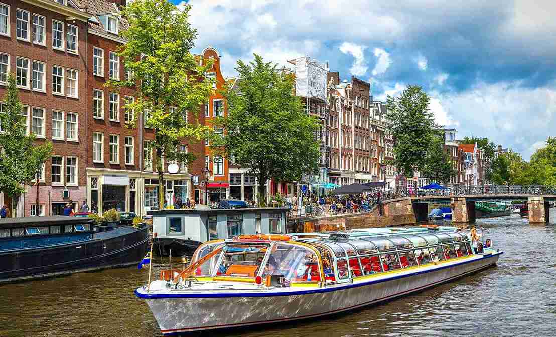 Amsterdam Open Boat Cruise with Drinks and Snacks