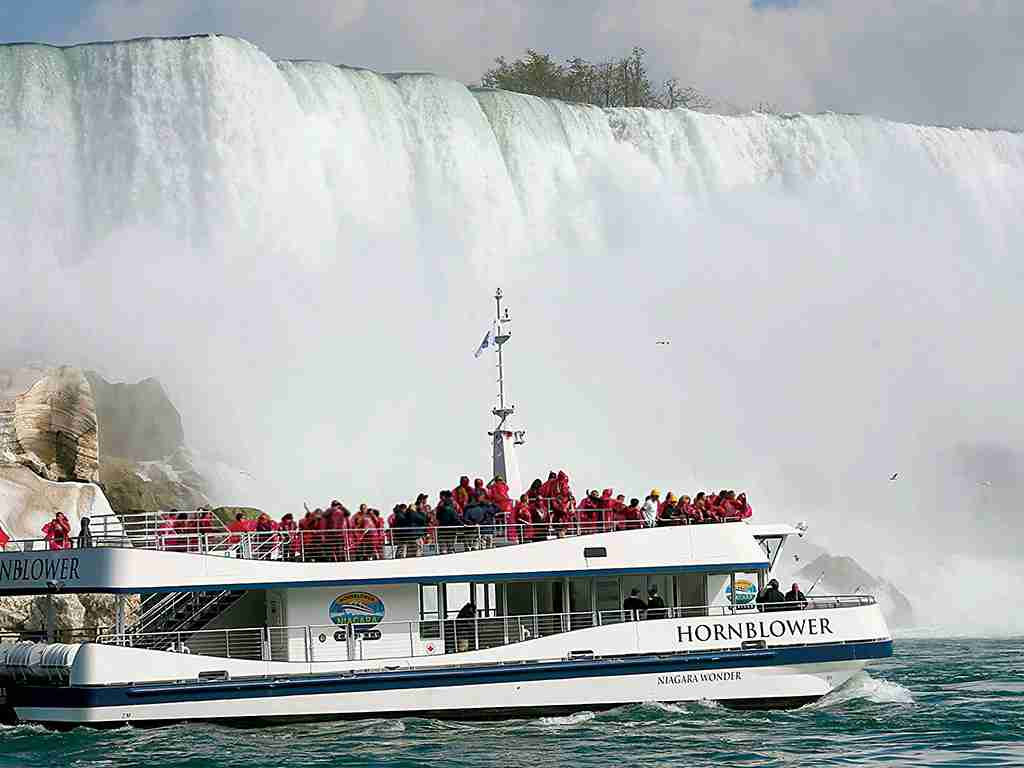 Niagara Falls Evening Tour with Boat and Dinner