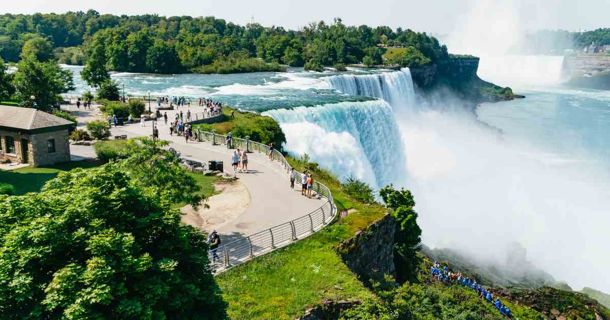 Niagara Falls Evening Tour with Boat and Dinner