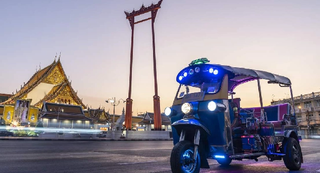 Bangkok by Night: Temples, Markets & Food Tuk-Tuk Tour