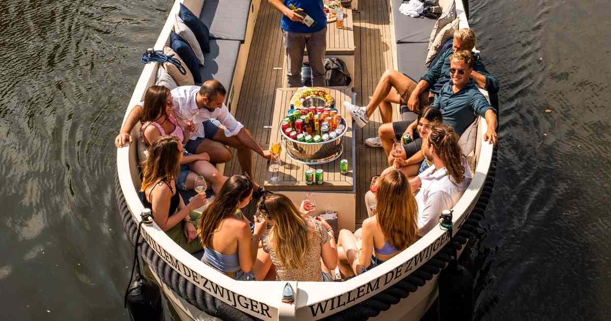 Amsterdam Open Boat Cruise with Drinks and Snacks